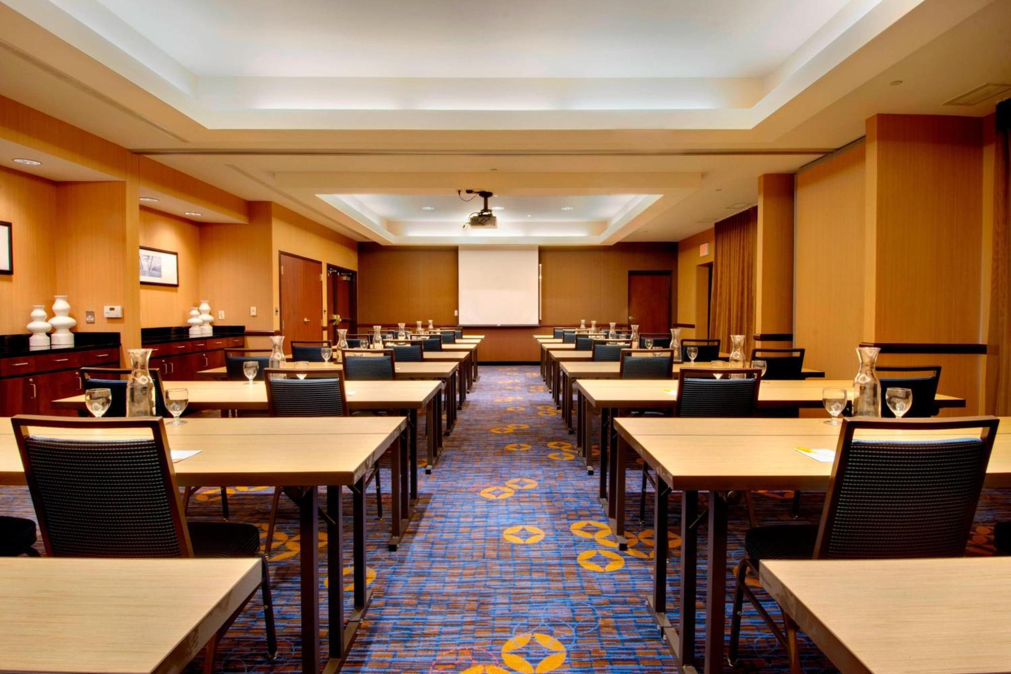 Courtyard By Marriott Madison East Hotell Exteriör bild
