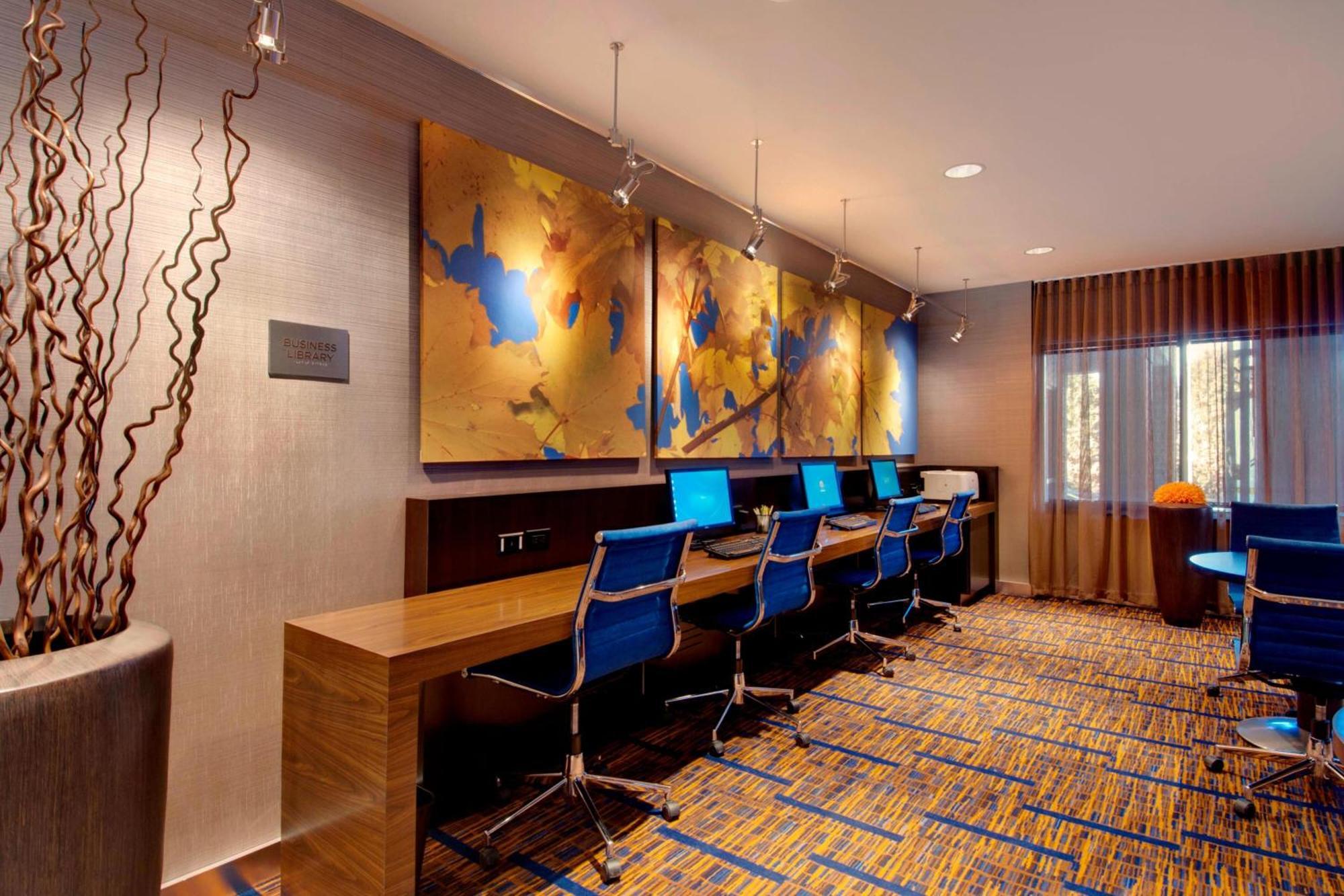 Courtyard By Marriott Madison East Hotell Exteriör bild