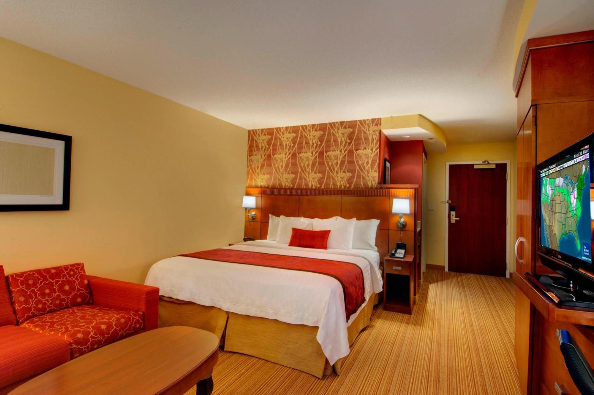Courtyard By Marriott Madison East Hotell Exteriör bild