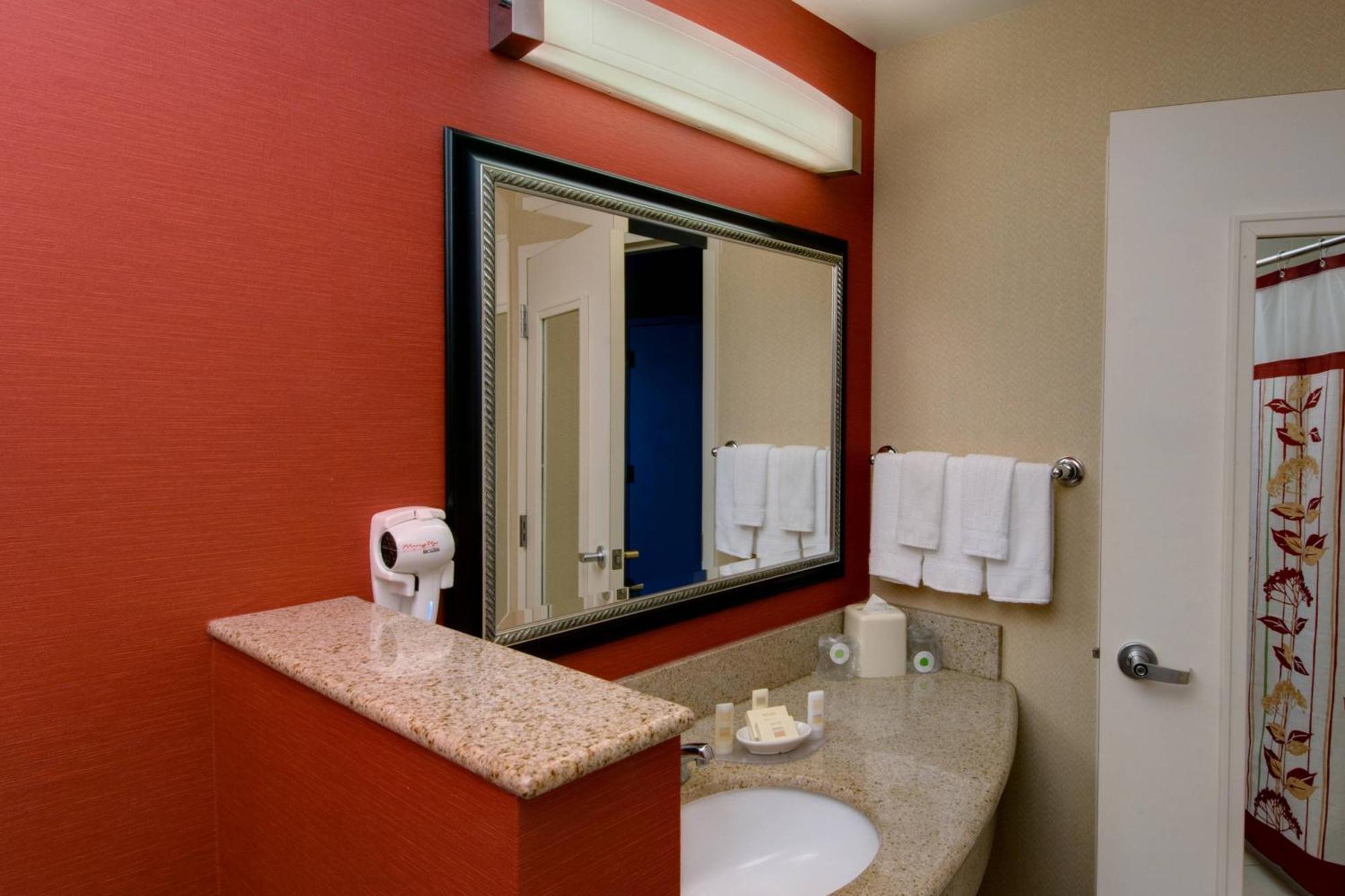 Courtyard By Marriott Madison East Hotell Exteriör bild