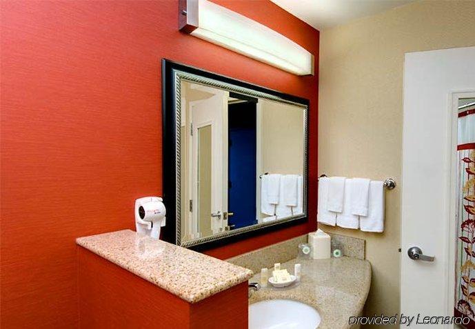 Courtyard By Marriott Madison East Hotell Exteriör bild