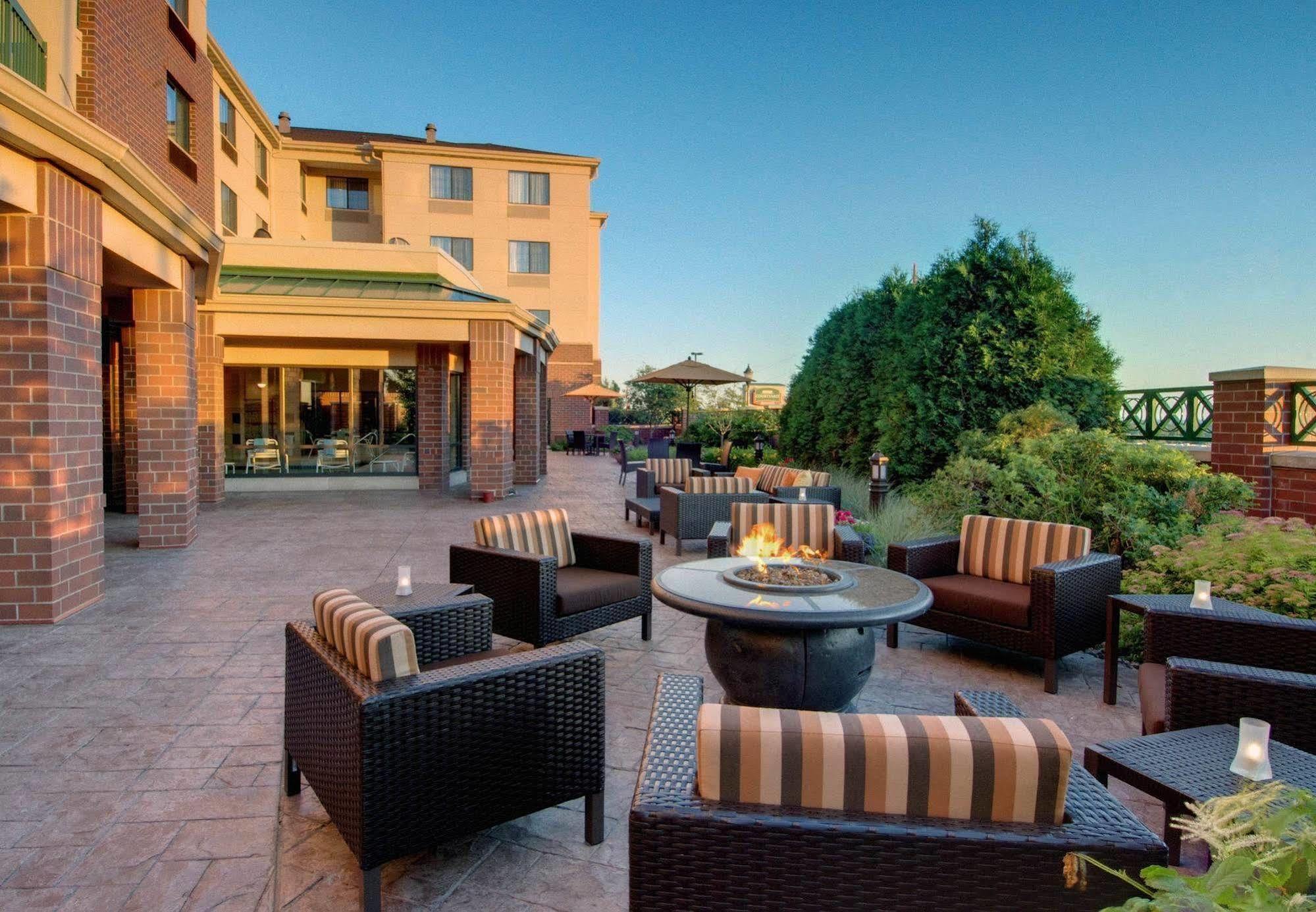 Courtyard By Marriott Madison East Hotell Exteriör bild