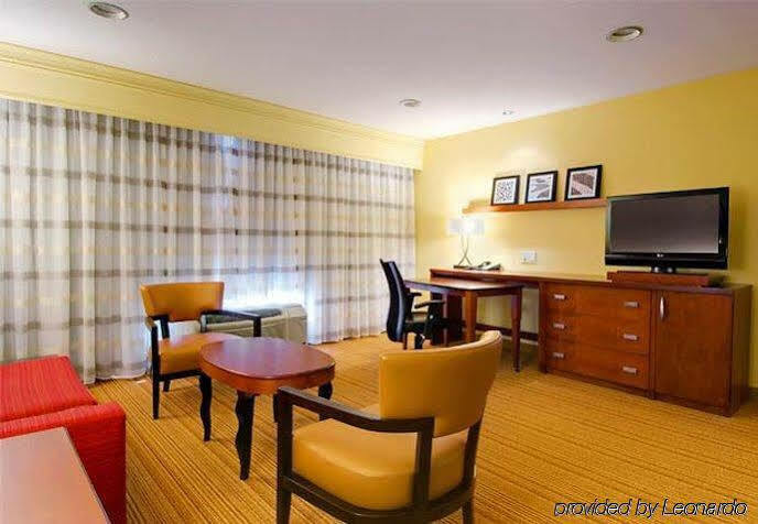 Courtyard By Marriott Madison East Hotell Exteriör bild